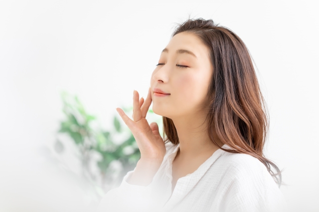 目を閉じた女性