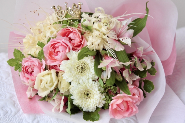 白とピンクの花束