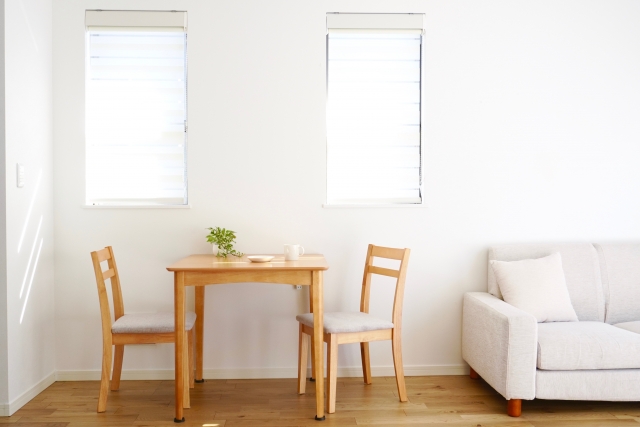 白い壁のシンプルなリビング